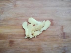 生姜去皮切薄片