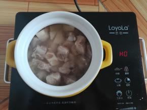 把排骨和莲藕放入砂锅里，灼水的汤也倒进去