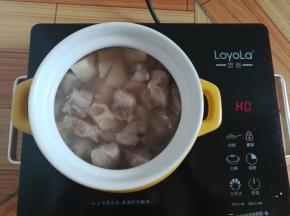 把排骨和莲藕放入砂锅里，灼水的汤也倒进去