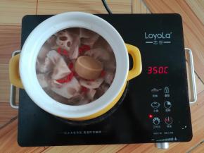大火煲好后加入适量的枸杞和浓汤宝（其实半块更合适），中火再煲30分钟
