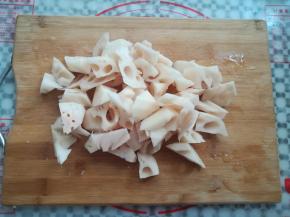 莲藕去皮后切小的滚刀块