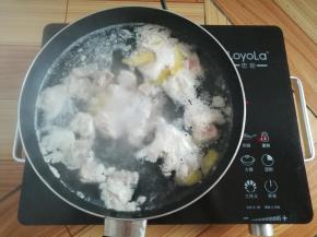 排骨煮开后把浮沫和姜片捞出来，汤留着备用（水充足的可以倒掉另外换水煲汤）