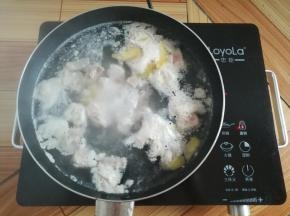 排骨煮开后把浮沫和姜片捞出来，汤留着备用（水充足的可以倒掉另外换水煲汤）