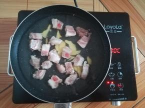 把生姜和排骨灼水