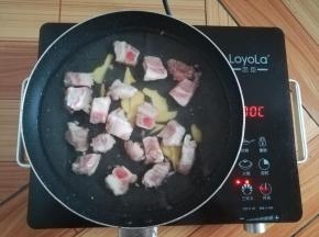 把生姜和排骨灼水