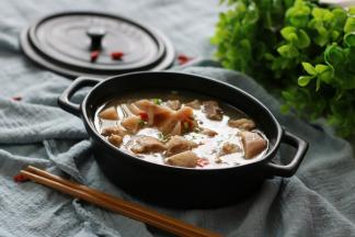 煲好的汤撒上一点葱花，开吃吧