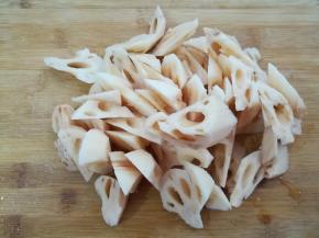 莲藕洗净去皮切成滚刀块