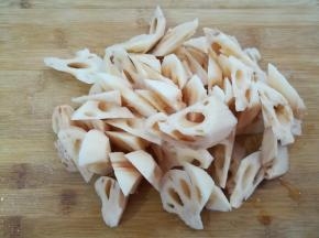 莲藕洗净去皮切成滚刀块
