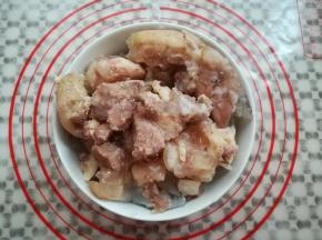猪脚从冰箱中取出回温