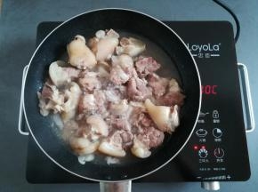猪脚放锅里煮热，让猪脚跟汤汁分离