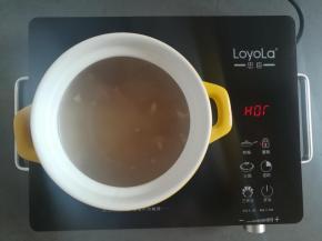 猪脚汤汁倒入砂锅里再加入一点点水（汤里有盐分，我家口味清淡就不加盐了，口味重的可以适当加盐）