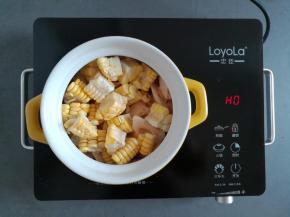 在砂锅里放入玉米和莲藕