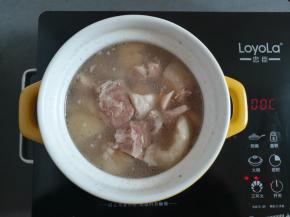 加入猪脚肉再继续煲10分钟