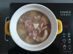 加入猪脚肉再继续煲10分钟