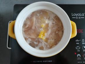 玉米和莲藕煲开后把浮沫去掉