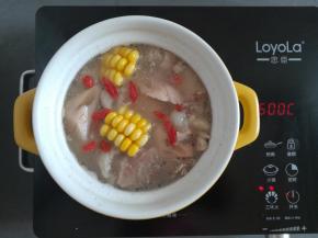 出锅前加入适量的枸杞就可以开吃了