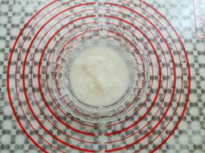 取干净的小碗，放入50克凉粉和100克水