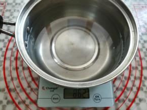 奶锅里放入850克的水，我放的多了一点点