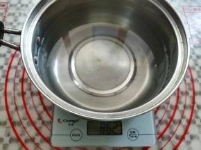 奶锅里放入850克的水，我放的多了一点点
