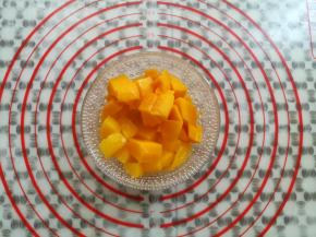 黄桃和芒果切成小块的颗粒