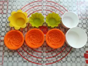 把做果冻用到的模具洗干净滤干水份