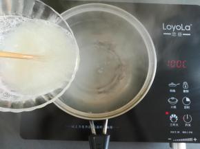 转小火继续加热，倒入白凉粉浆
