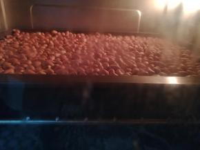 花生放烤箱中层180度烤5分钟，口感喜欢脆一点的可以多烤2分钟，烤的过程中注意观察火候