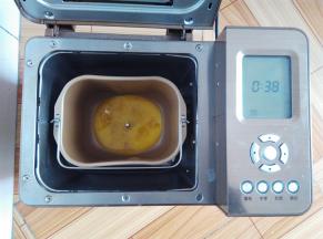 黄油慢慢融化，面包机加热的温度大概是140度左右