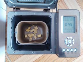 黄油放入面包机里开启翻炒干货功能