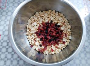 花生混合蔓越莓和黑加仑，放一边备用