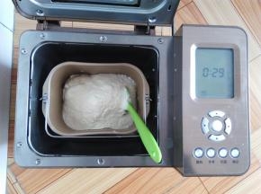 在棉花糖里加入奶粉，快速混合均匀，继续小火加热