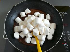 倒入180克棉花糖，继续最小火加热