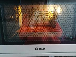 花生放烤箱底层180度烤5分钟，口感喜欢脆一点的可以多烤2分钟，烤的过程中注意观察火候