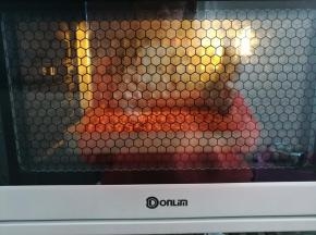 花生放烤箱底层180度烤5分钟，口感喜欢脆一点的可以多烤2分钟，烤的过程中注意观察火候