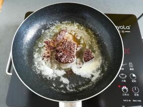 加入耐烤巧克力慢慢融化