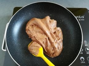 棉花糖炒到彻底融化后加入奶粉，快速混合棉花糖和奶粉（倒奶粉的图片忘了拍）