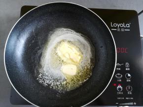 不粘锅里放入软化好的黄油，小火加热融化黄油