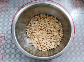 去掉花生皮，用洗菜篮子把花生皮筛掉（可以在水槽里筛，避免花生皮到处飞