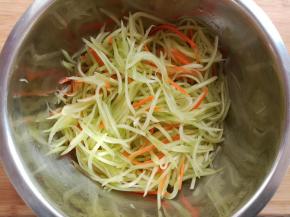 莴苣丝把盐水洗掉