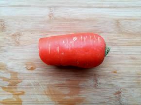 冰箱里找到半根胡萝卜，洗净去皮