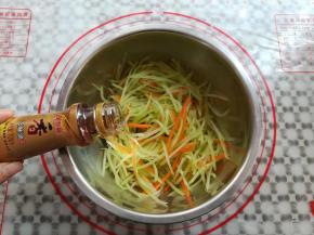 在莴苣丝里加入20克的芝麻油