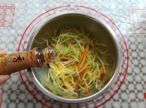 在莴苣丝里加入20克的芝麻油