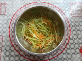 莴苣丝里多余的水份倒掉