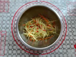 混合一下，香辣可口的凉拌莴苣就做好了