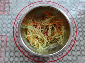 加入辣椒碎，撒上白芝麻和香葱碎