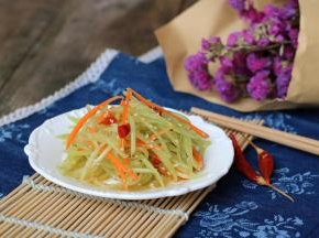如果是夏天吃可以放冰箱冷藏半小时，口感更好