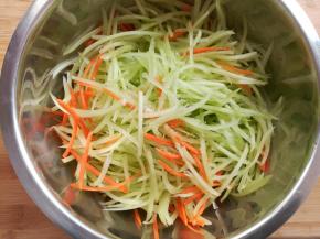 加入2克盐稍微抓一下，不要腌太久