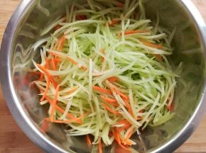 加入2克盐稍微抓一下，不要腌太久
