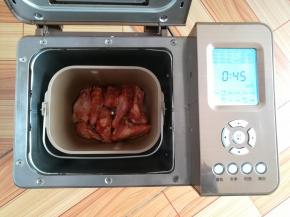 把腌好的鸡根翅放入面包机里，选择烘烤功能，设置时间45分钟（面包机的烘烤温度大概是140度，烘烤过程中不用守着），多出来的鸡根翅可以下一次再烤