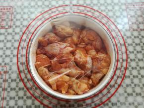 在鸡根在鸡根翅上用牙签戳一些小洞，并用保鲜膜盖住碗面放入冰箱冷藏腌制一个晚上翅上用牙签戳一些小洞，并用保鲜膜盖住碗面放入冰箱冷藏腌制一个晚上